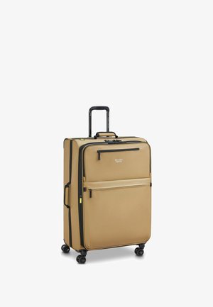 Maleta con ruedas en tejido beige, que cuenta con un asa telescópica, cremalleras negras, bolsillo frontal y cuatro ruedas negras para mayor movilidad.
