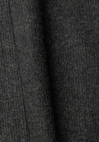 Tissu gris foncé à texture douce, présentant des motifs côtelés verticaux, offrant une apparence chaleureuse et confortable.