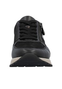 Sneaker nera con tomaia in pelle texturizzata, dotata di lacci elasticizzati e cerniera laterale. Punta rotonda e suola in gomma bianca a contrasto.