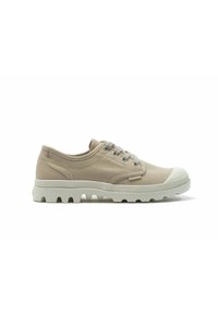 Beige Leinensneaker mit einer weißen Gummisohle, runder Zehenform, Schnürdesign und subtilen Nähten. Verfügt über eine strukturierte Sohle für besseren Halt.