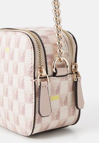 Piccola borsa rettangolare in tessuto leggero rosa alla moda con una finitura testurizzata, doppie cerniere dorate e una tracolla in catena color oro. Accentuata con il logo.