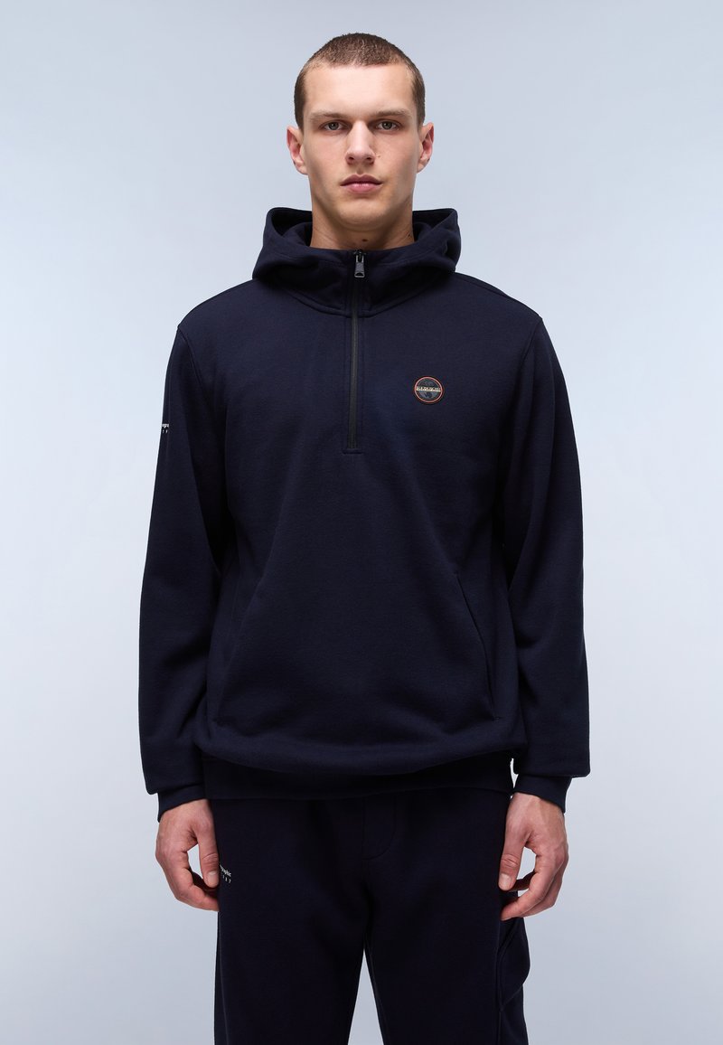 Felpa con cappuccio blu navy con zip a metà sul fronte, con un'etichetta del logo sul petto e polsini a costine. Tessuto morbido e texture.