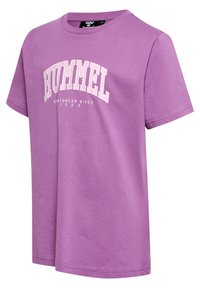 Lilla letvægts bomulds T-shirt med korte ærmer, rund halsudskæring og "HUMMEL SPORTSWEAR SINCE 1923" trykt i hvidt på forsiden.