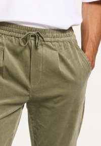 Shiwi CORDUROY RIB - Spodnji deli trenirk - uniform green