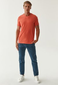 TATUUM LUCK - T-Shirt basic - bright red