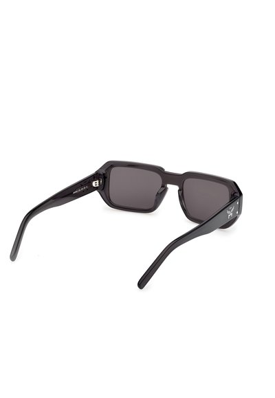 Lunettes de soleil rectangulaires noires avec des verres foncés et des branches épaisses, affichées légèrement inclinées sur un fond blanc.