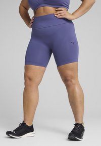 Shorts attività viola a vita alta con una texture liscia e una cintura elastica, caratterizzati da un logo sottile sul lato sinistro.