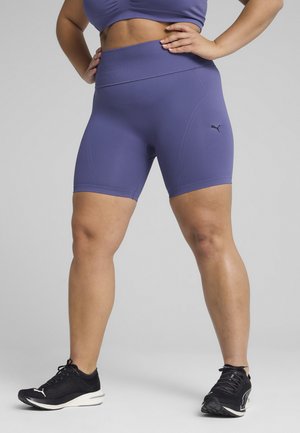 Paarse hoge actieve shorts met een zachte textuur en een elastische tailleband, met een subtiele logo aan de linkerkant.