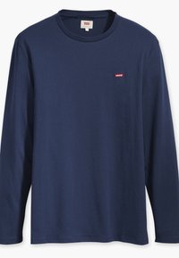 Granatowa koszulka z długim rękawem wykonana z miękkiej bawełny. Posiada małe czerwone logo Levi's na lewej piersi oraz klasyczny okrągły dekolt.