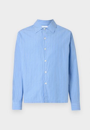 Jasnoniebieska koszula na długi rękaw, zapinana na guziki, z białymi pionowymi paskami i ostrym kołnierzykiem na jednolitym białym tle.