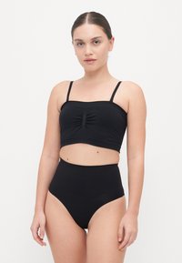Fekete két részes fürdőruha szett, amelynek elején összegyűrt, rövid fazonú topja és állítható pántjai vannak, melyet magas derekú bikini alsóval kombináltak.
