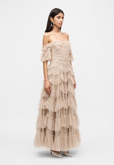 Schulterfreies langes Kleid aus hellbeigem Tüll mit mehrlagigen Rüschen und gepunkteter Textur, versehen mit einem taillierten Oberteil und einem fließenden Rock.