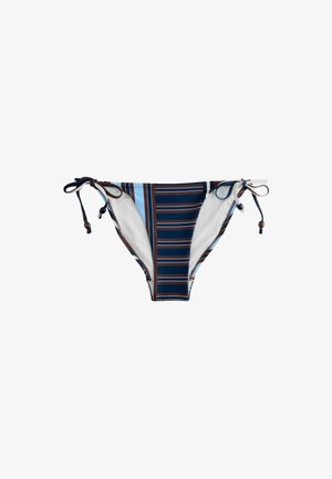 Bas de bikini rayé bleu marine, marron et bleu clair avec liens latéraux et perles sur fond blanc.
