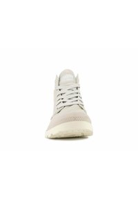 Sneaker alta beige chiaro in canvas, con punta arrotondata, suola in gomma testurizzata e lacci tonalizzati, completato da un collare imbottito.
