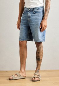 Marc O'Polo DENIM - MID WAIST RELAXED LEG - Denim shorts - medium blue Thumbnail Image 1