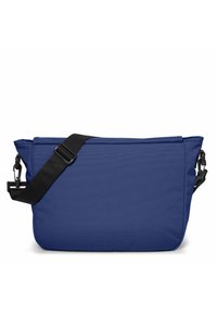 Borsa a spalla blu con una texture liscia. Presenta una tracolla nera regolabile e un design semplice e rettangolare. Nessun motivo o ornamento visibile.