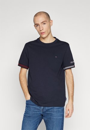 Tommy Hilfiger FLAG CUFF TEE - Nyomott mintás póló - desert sky