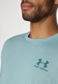 Under Armour LEFT CHEST LOGO - Nyomott mintás póló - serpentine/jasper blue