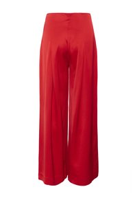 Pantalones rojos de cintura alta y pernera ancha, confeccionados en una tela suave, con líneas limpias, sin bolsillos visibles y con una cintura ajustada.
