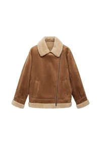 Veste en shearling marron avec un large col doux crème, fermeture zippée à l'avant, deux poches latérales et poignets crème. Finition en suède texturé.