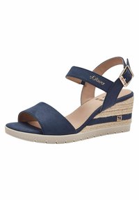Sandale à talon en jute, de couleur bleu marine, avec une open toe, une bride de cheville et une boucle. Caractérisée par un talon en jute tressé et une semelle extérieure en caoutchouc texturé.
