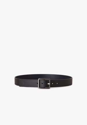 Zwarte leren riem met een gestructureerde afwerking, zilveren metalen gesp en verstelbare gaatjes voor maatvoering. Eenvoudig, strak ontwerp dat geschikt is voor verschillende outfits.