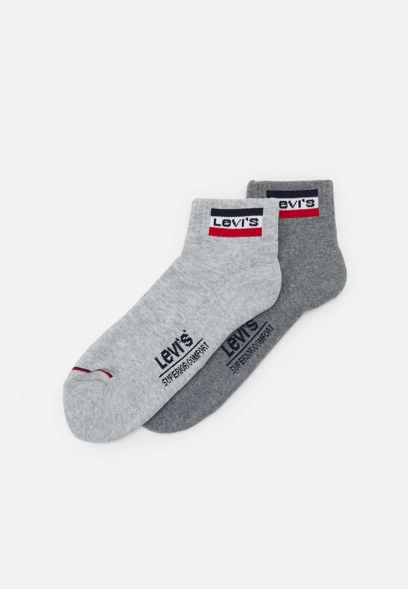 Zwei Paar Knöchelsocken, eines in Hellgrau und eines in Dunkelgrau, beide mit einem gestreiften Logo-Band. Der Stoff ist weich und glatt mit verstärkten Fersen.