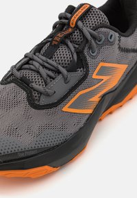 New Balance NITREL V6 UNISEX - Chaussures de running - castlerock