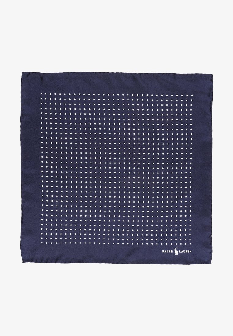 Žepni kvadrat iz mornarsko modrega svilenega blaga z mrežo belih pik, s gladko teksturo in logotipom v spodnjem kotu. Mere: kvadrat.