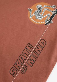 Next RELAXED FIT SHORT SLEEVE GRAPHIC STANDARD - T-shirt con stampa - rust brown skeleton