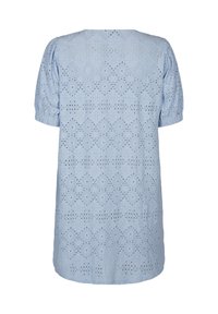 Hellblaue Baumwollbluse mit kurzen Puffärmeln, versehen mit einem gemusterten Lochdesign und lockerem Schnitt, das Rautenformen und Aussparungen zeigt.