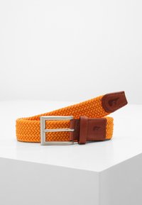 Geweven oranje riem met een zilverkleurige metalen dubbele prong gesp en bruine leren accenten, met een logo in het leer van de riempunt geperst.