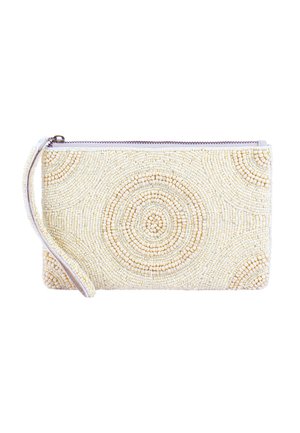 Pochette rectangulaire avec bracelet, recouverte de petites perles blanches et beiges arrangées en motifs circulaires, avec une fermeture éclair et une lanière pour poignet.