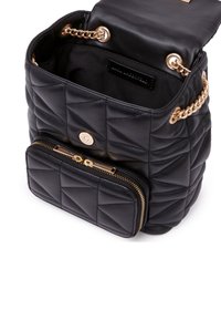 Czarna pikowana skórzana torebka z złotym łańcuszkiem jako paskiem, otwartą klapką oraz przednią kieszenią na suwak ze złotymi detalami zamka.