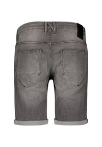 Grijze denim shorts met opgerolde zoom, voorzien van twee achterzakken en een zwart label op de tailleband, gladde textuur en casual ontwerp.