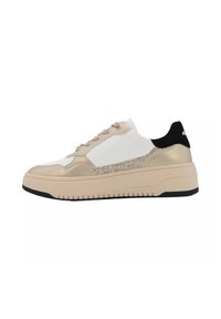 Sneaker bianco e oro metallizzato con un accento argentato testurizzato, lacci rotondi e una suola spessa; dettaglio del tallone nero.