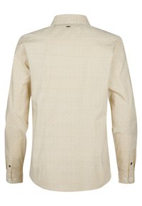 Camisa de manga larga amarilla clara con un patrón texturizado, cuello abotonado y puños abotonados. Presenta un detalle en el yugo trasero.