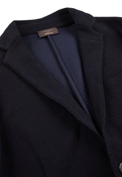 Czarny żakiet wykonany z teksturowanej tkaniny wodoodpornej. Posiada wyłogi, zapięcie na jeden guzik oraz gładką podszewkę wewnętrzną.