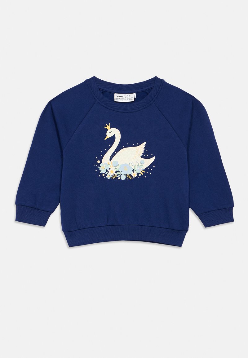 Sweatshirt de manga longa azul marinho com um cisne branco a usar uma coroa dourada, rodeado por flores azuis e amarelas na parte da frente.