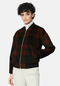 Zwart en rood geruite bomberjack met ritssluiting, ribbelkraag en -manchetten, en zijzakken; zachte, gestructureerde stof.