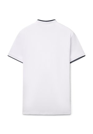 Polo blanc à manches courtes avec un col et des accents sur les manches de couleur marine, présentant un dos épuré et un tissu doux en mélange de coton.