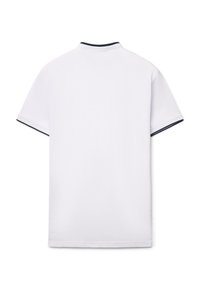 Polo bianca a maniche corte con colletto e dettagli sulle maniche in blu navy, caratterizzata da un design pulito sul retro e realizzata in morbido tessuto misto cotone.