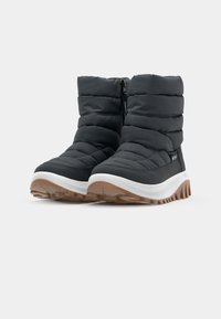 Bocanci de iarnă negri, pufoși, cu fermoar, având un material superior texturat, o talpă intermediară albă și o talpă exterioară din cauciuc maronie cu model.
