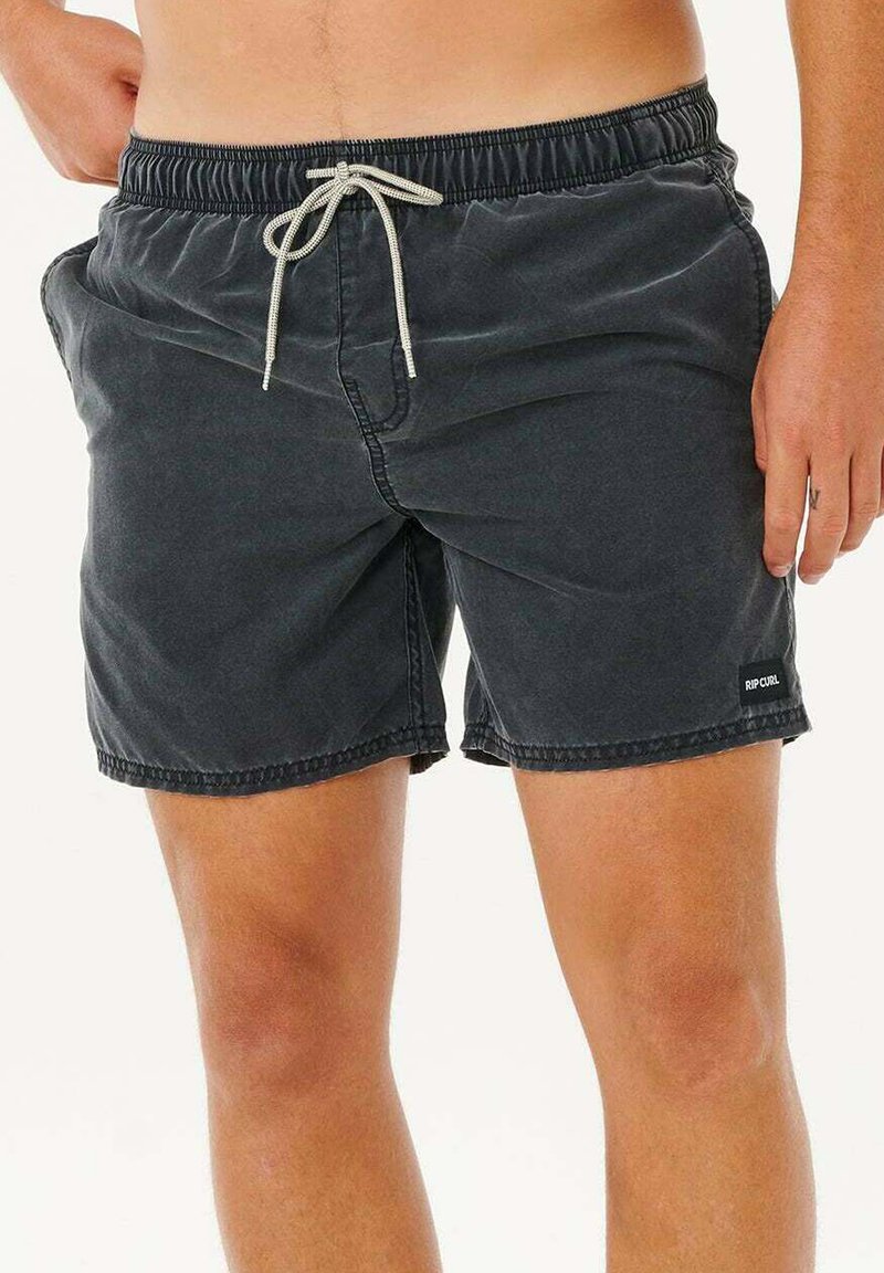 Shorts de bain noirs en coton avec une ceinture élastique, un cordon de serrage ajustable et un petit logo sur l'ourlet. Texture lisse, coupe jusqu'au genou.