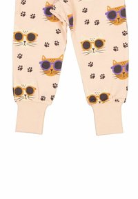 Ljusrosa bomullbyxor med ett upprepat mönster av katter med solglasögon och tassavtryck. Små ände är elastiska för en snug passform.