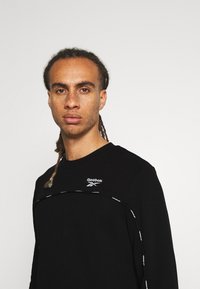 Reebok PIPING CREW - Camisola - black