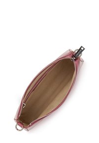 Pochette in pelle patinata rosa con chiusura a zip e hardware in tonalità argento. L'interno presenta una fodera liscia beige. Forma rettangolare compatta.