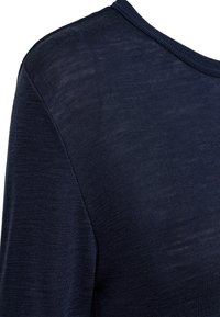Marine T-shirt lavet af et glat, tekstureret stof. Har en bred halsudskæring og korte ærmer. Materialet virker let og har diskrete mønstre.