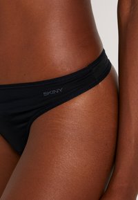 Skiny 2 PACK - Stringit - nineiron selection