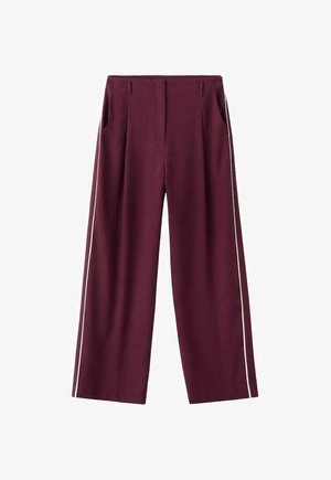 Pantaloni ampi color bordeaux con una texture liscia, dotati di tasche laterali e strisce laterali bianche a contrasto. Pinces anteriori sartoriali.